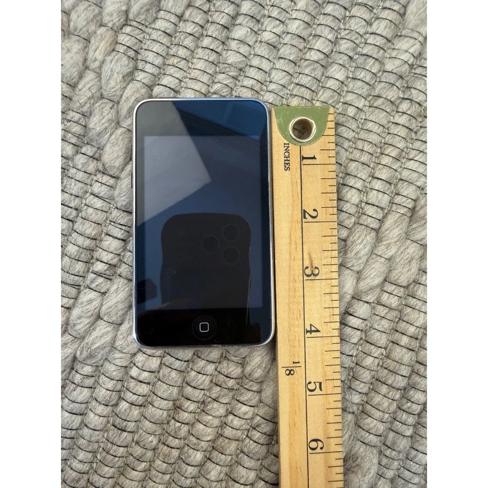 Apple iPod Touch 2nd Gen 8GB Silver A1288 Black Case-Mate Tire Tread Cover Parts